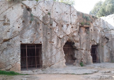 Sokratres Gefängnis.png